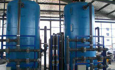 混床是指水依次通過裝有氫型陽離子交換樹脂的陽床和裝有氫氧型陰離子交換樹脂的陰床的系統(tǒng)。氫型陽交換床用于除去水中的陽離子；氫氧型陰離子交換床用于除去水中的陰離子。通過復(fù)床可將水中的種礦物鹽基本除去。為了獲取較好的除鹽效果，陽床內(nèi)裝載強(qiáng)酸陽離子交換樹脂，陰床一般內(nèi)裝載強(qiáng)堿陰離子交換樹脂。混床也分為體內(nèi)同步再生