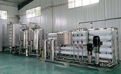       反滲透技術(shù)是膜分離技術(shù)，與前置預(yù)處理系統(tǒng)配套使用；利用高壓泵的加壓，反滲透膜的截留，可有效去除水中固體溶解物、有機(jī)物、膠體、微生物以及細(xì)菌等雜質(zhì)。具有應(yīng)用范圍廣、主動(dòng)化程度高、占地少、能耗低、出水水質(zhì)好。