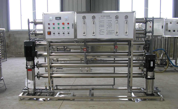 1.反滲透純水處理設(shè)備采用全自動(dòng)控制方式，實(shí)現(xiàn)全自動(dòng)的操作，減少人為誤操作對(duì)設(shè)備帶的影響。2.預(yù)處理系統(tǒng)中采用還原系統(tǒng)的設(shè)計(jì)解決余氯過(guò)高對(duì)反滲透膜產(chǎn)