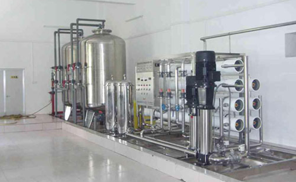 日用化妝品純水設(shè)備采用反滲透過(guò)濾技術(shù),反滲透RO技術(shù)是當(dāng)今先進(jìn)和有效的除鹽技術(shù)。其原理是在壓力的作用下，水分子透過(guò)反滲透膜成為純水，水中的雜質(zhì)被反滲透膜截留排出。