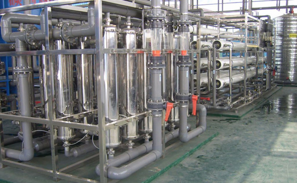       化工行業(yè)中的高純水主要應(yīng)用于電池行溶劑用純水、化學(xué)分析、化工材料、產(chǎn)品清洗、物質(zhì)的分離、濃縮、提純，廢物回收等場(chǎng)合的用水，對(duì)于水質(zhì)要求相對(duì)來(lái)說(shuō)不是太高，純水電導(dǎo)率從0.1uS/cm-20uS/cm就基本上能滿足要求。我們公司可根據(jù)客戶對(duì)水質(zhì)的具體要求，采用反滲透，離子交換，EDI等超純水生產(chǎn)工藝的不同組合，生產(chǎn)出即經(jīng)濟(jì)實(shí)用，又