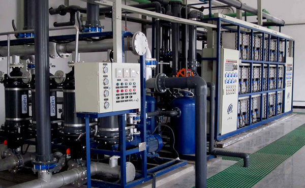 傳統(tǒng)的離子交換系統(tǒng)，去除水中的陰離子和陽離子，但水中仍然存在可溶性的有機(jī)物，可以污染離子交換柱從而降低其功效?，F(xiàn)在主要采用反滲透+混床或反滲透+EDI的制取工藝。超純水設(shè)備是集于超濾，微濾，吸附，殺菌等技術(shù)的設(shè)備。可以把自來水轉(zhuǎn)為超純水的設(shè)備。