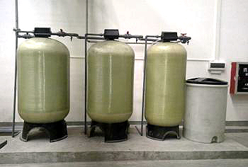       顧名思義即降低水的硬度。軟化水系統(tǒng)包括三部分，即離子交換部分、鹽再生部分和控制部分。離子交換技術(shù)是軟化系統(tǒng)的工作原理，它的主體是離子交換樹脂，由于水的硬度主要由鈣、鎂形成及表示，故一般采用陽離子交換樹脂，將水中的Ca2+、Mg2+（形成水垢的主要成份）置換出來，隨著樹脂內(nèi)Ca2+、Mg2+的增加，樹脂去除Ca2+、Mg2+的效能逐漸降