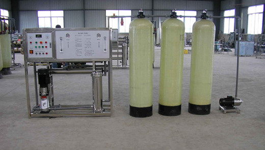 軟化水系統(tǒng)包括三部分，即離子交換部分、鹽再生部分和控制部分。離子交換技術(shù)是軟化系統(tǒng)的工作原理，它的主體是離子交換樹脂，由于水的硬度主要由鈣、鎂形成及表示，故一般采用陽離子交換樹脂，將水中的Ca2+、Mg2+（形成水垢的主要成份）置換出來，隨著樹脂內(nèi)Ca2+、Mg2+的增加，樹脂去除Ca2+、Mg2+的效能逐漸降低。