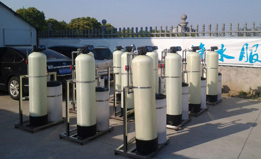 鍋爐軟化水設(shè)備分為時(shí)間控制型、流量控制型，連續(xù)供軟水系統(tǒng)型多種系列，有單閥單罐、單閥雙罐、雙閥雙罐并聯(lián)、大型多閥多罐串聯(lián)等多種組合形式，滿足用戶不同用水需求。