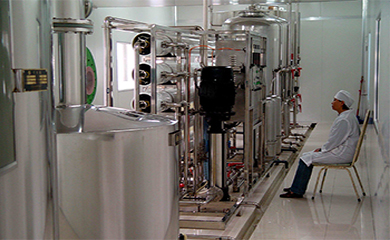       醫(yī)院醫(yī)療用水標準高，要符合中國藥典2010版本和GMP的認證要求。采用的反滲透設備，EDI現在公認的最新技術。有針對性的設計出一套制藥針劑用純化水裝置，這套裝置的適用范圍廣泛，例如，醫(yī)藥純化水設備，醫(yī)院透析用純化水設備等。材質選用的都是國內外知名的品牌。