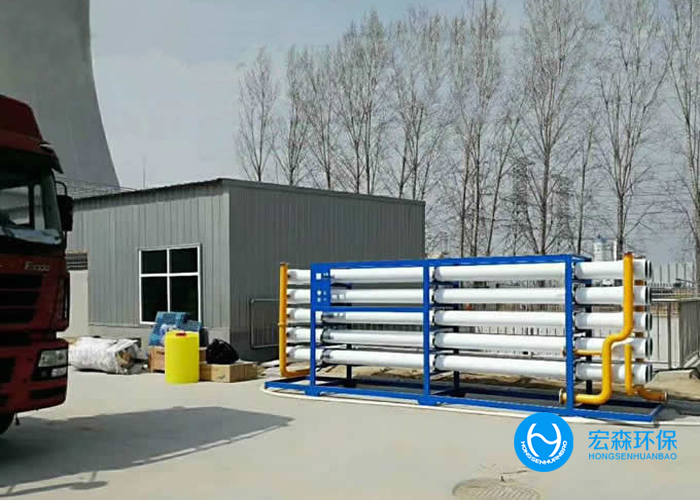 造紙工業(yè)廢水主要來源于分制漿和抄紙兩個(gè)生產(chǎn)過程。制漿產(chǎn)生的廢水，污染為嚴(yán)重，洗漿時(shí)排出廢水呈黑褐色，其中污染物濃度很高，BOD高達(dá)5～40 g/L，含有大量纖維、無機(jī)鹽、色素和大量的酸堿物質(zhì)。抄紙機(jī)排出的廢水，其中含有大量纖維和在生產(chǎn)過程中添加的填料和膠料。同時(shí)造紙過程中還需要加入一些必要的化學(xué)助劑，加重了對(duì)水體的污染造紙污